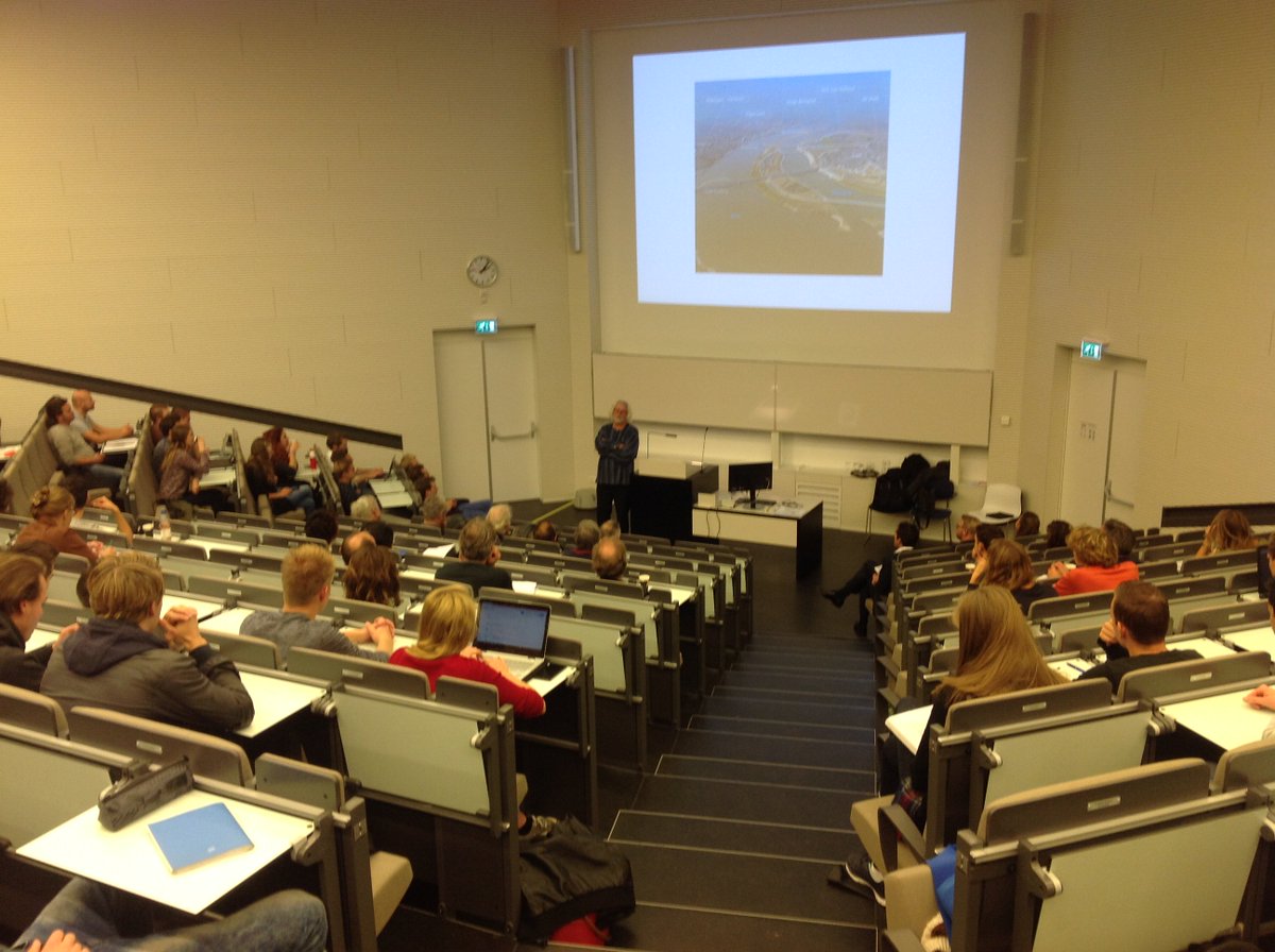 Seminar Ideeëncompetitie #LangsdeWaal is begonnen met inspirerende inleiding wethouder Velthuis.