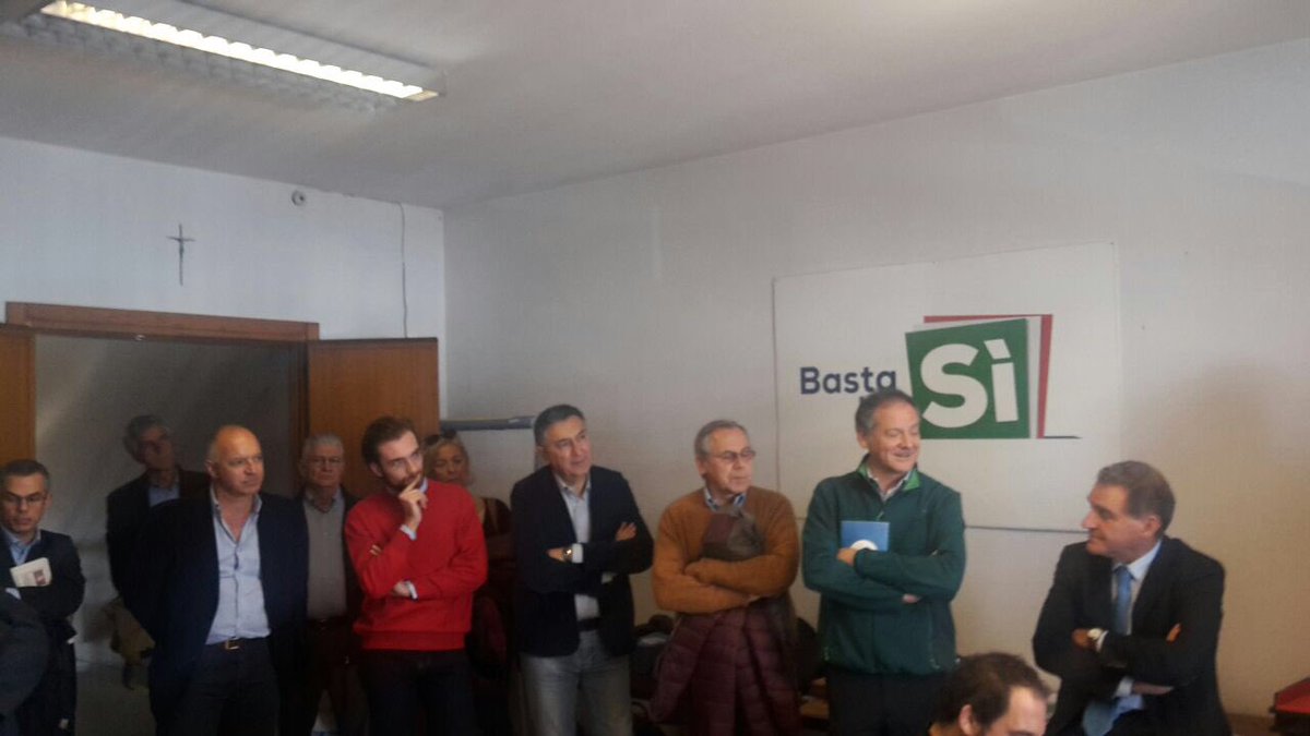 gsantini1's tweet photo. Inaugurazione #comitatosi di Padova e provincia. Presenti coordinatori Circoli spontanei, i parlamentari veneti pd e tanti volontari del si https://t.co/IbqkDXSscN