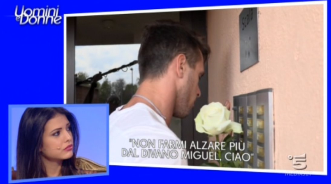 iamnotangelo's tweet photo. Quando i testimoni di Geova bussano alla porta e tu stai guardando #uominiedonne
#TeamDivano https://t.co/LqDdGLcSwt