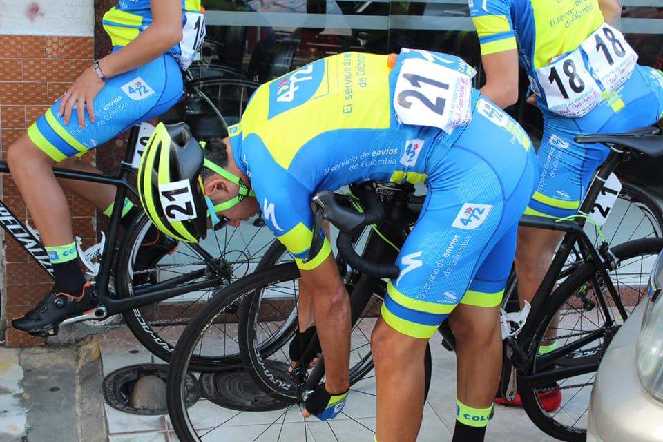 Un momento de oración y otro para ultimar detalles de la bici y listos para la segunda etapa de la #VPorvenir #vamosportodo