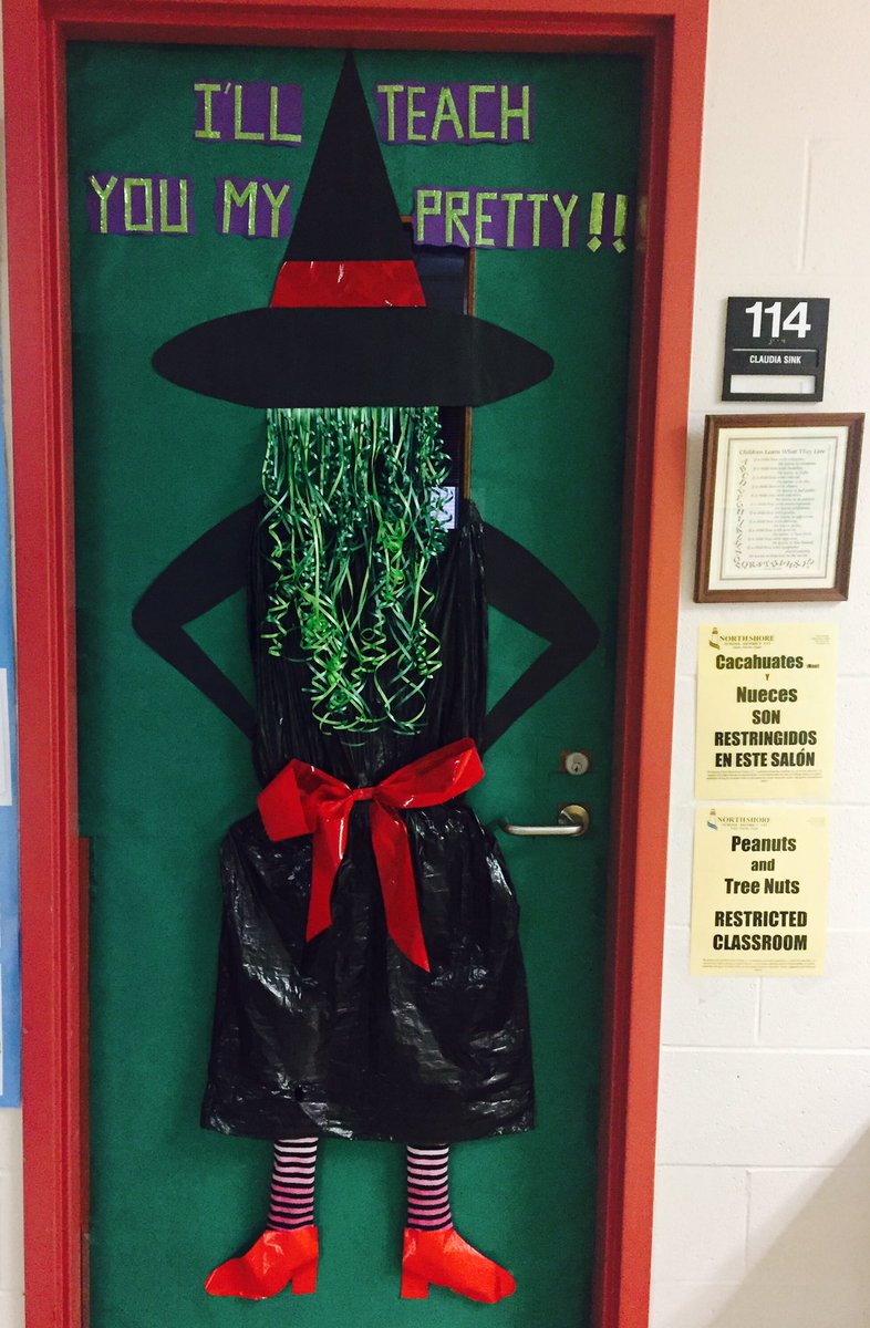 cqsink's tweet photo. Halloween is approaching!! Love this time of year🎃🕸👻#lovetoteach #otmonarchs #112pride https://t.co/SfwIrpv7YG