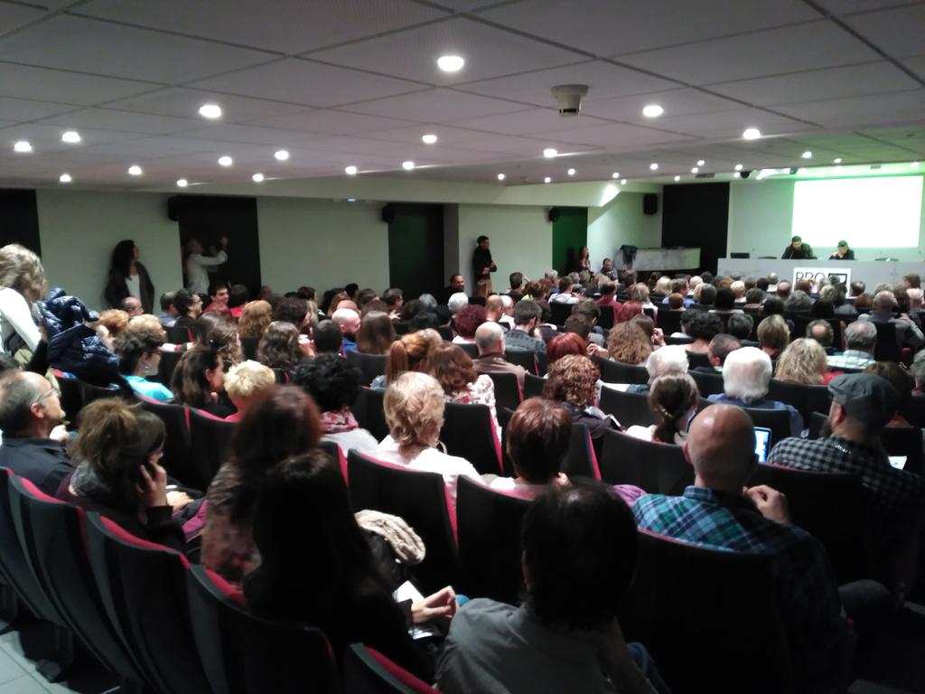 FProtesta's tweet photo. El @ForumDebatsVic ple en la projecció d curts de la selecció oficial #protesta2016 i conversa sobre feminisme @natzafarre i @HiginiaRoig https://t.co/uQCDV2MD2j
