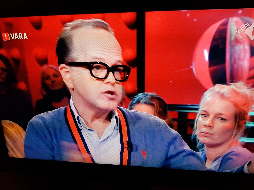 Vurig pleidooi <a href="/MarcMarieH/">MarcMarie Huijbregts</a> in #dwdd  voor de terugkeer van de op-non actief schouwburgdirecteur Jacob Bron van <a href="/theatervelsen/">Haventheater IJmuiden</a>... 1/2