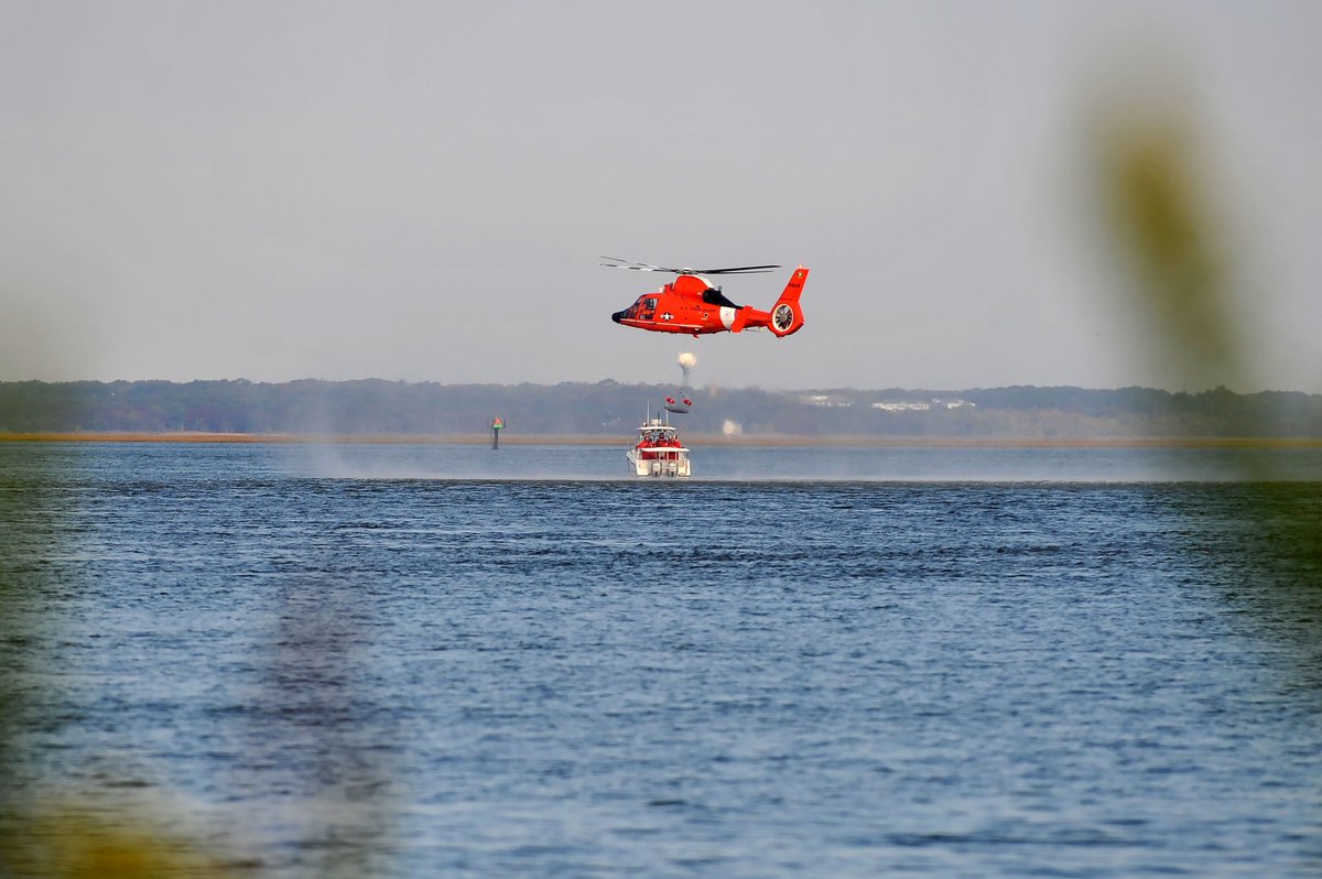 🚁🛥📷: This is just a drill, U.S. Coast Guard helicopter hovers over boat, lowers rescue basket thedailyjournal.com/media/cinemati… …