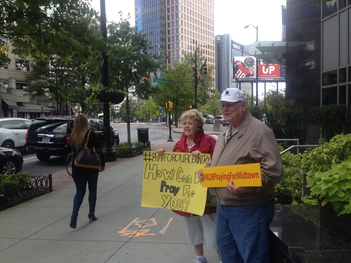 M28Church's tweet photo. Peachtree Street and 12th #m28PrayingForMidtown https://t.co/9vQ94tAgAq