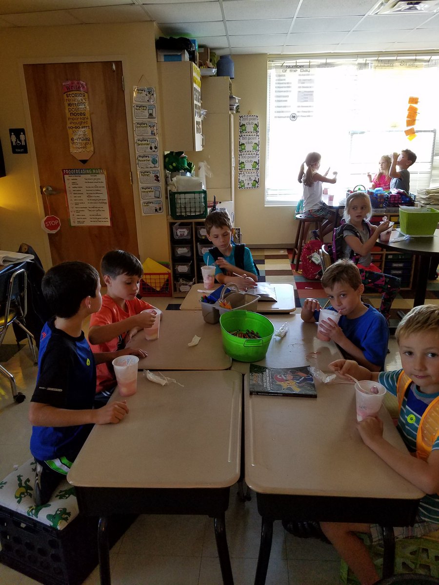 swroach80's tweet photo. Frobscottle with some awesome 2nd graders! #BFG #literaryconnections #toptigers @beverly_ladd @PineValleyElem https://t.co/82cGrgjsEP