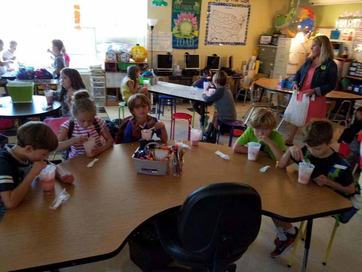 swroach80's tweet photo. Frobscottle with some awesome 2nd graders! #BFG #literaryconnections #toptigers @beverly_ladd @PineValleyElem https://t.co/82cGrgjsEP