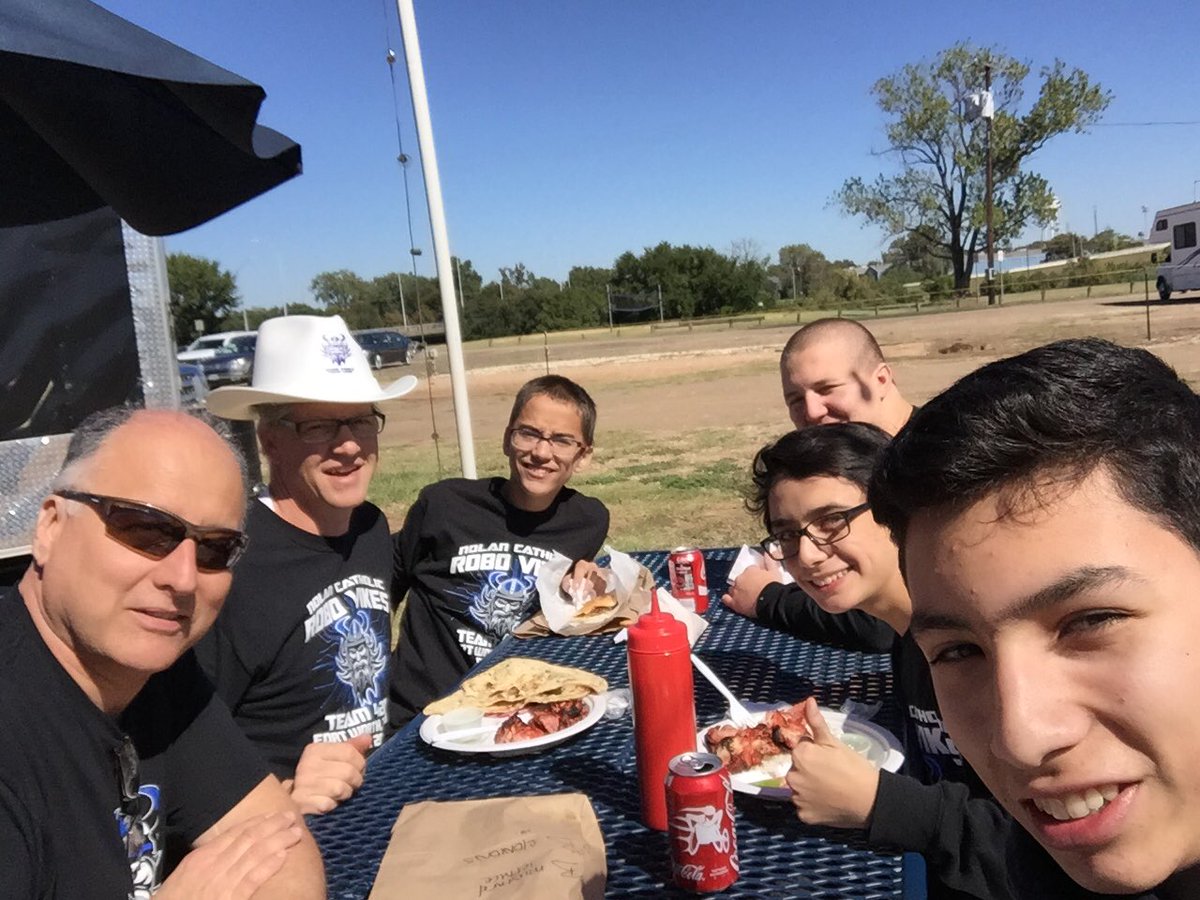 FRC_4206's tweet image. Lunch in Waco at the food trucks! @FIRSTinTexas @TAPPSnet @NolanCatholic @FIRSTweets #TAPPSRobotics