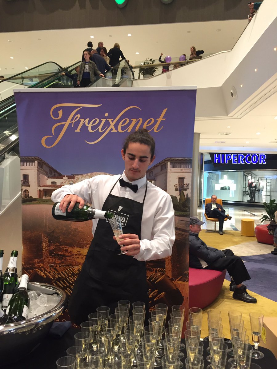 OrgazPresidente's tweet photo. Expertos en Hosteleria nuevamente presentes en la Fashion Night de Puerto Venecia https://t.co/Ljac0Ev6Eq