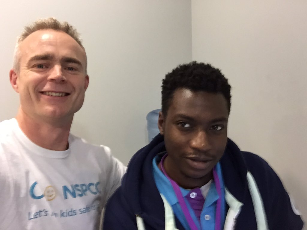 billeyres's tweet image. On the campaign trail for #o2smalltalks again in north london. Customers all selfie shy! So grabbed a shot with O2 store staff!