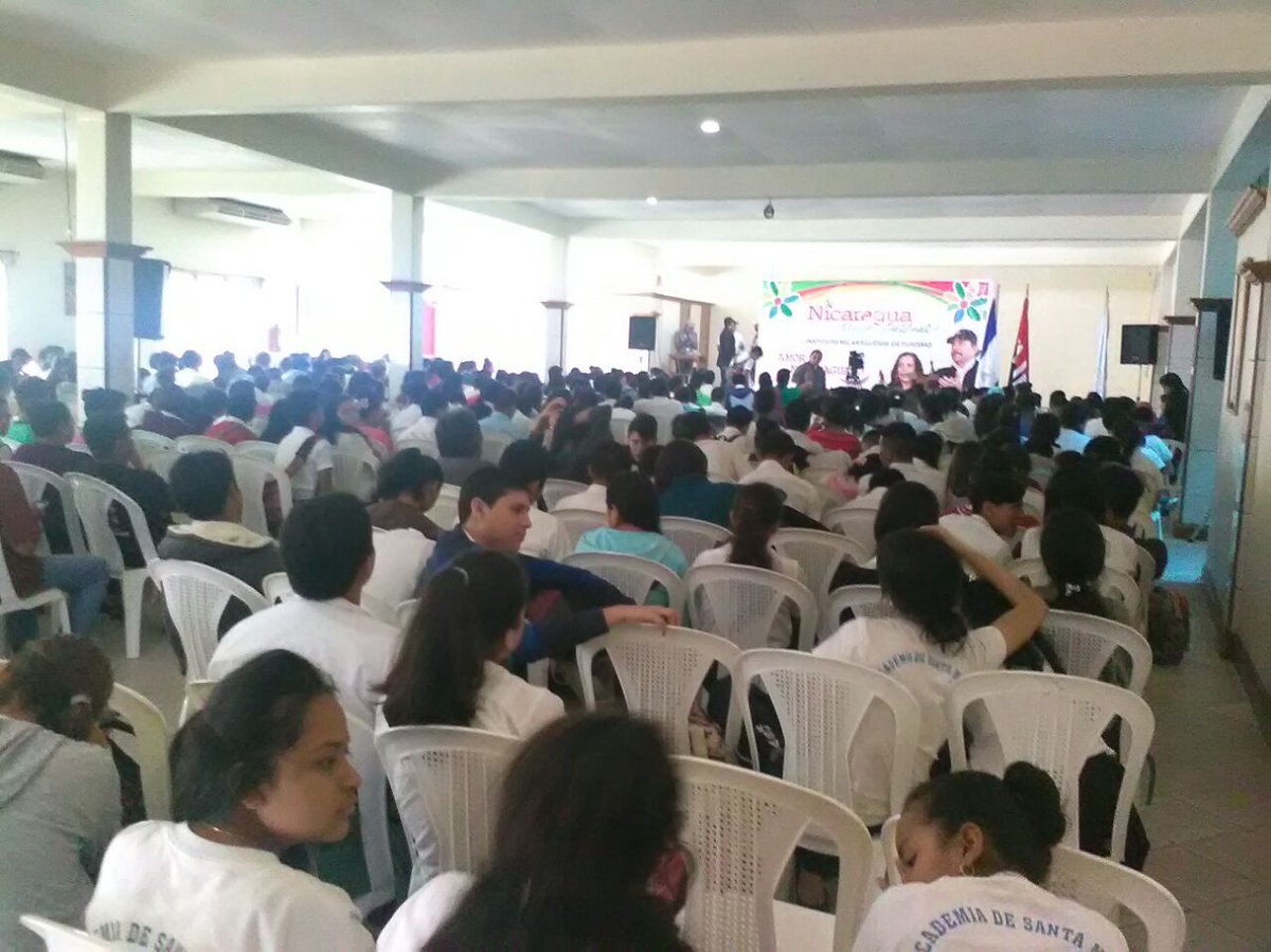 JsCarazo's tweet photo. #AMORANICARAGUA 
#TiemposDeVictoria
Magistral conferencia de El Güegüense por el Dr. Jorge Eduardo Arellano, estudioso e historiador. https://t.co/BzmLTXNdKT