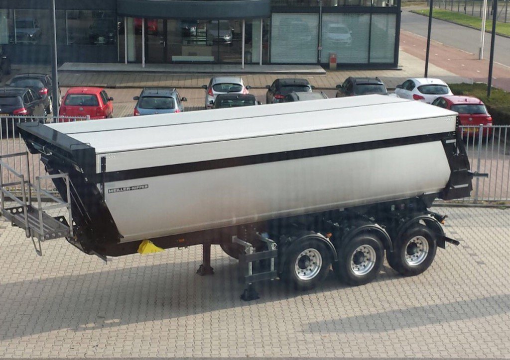 DeGraaffCarross's tweet image. #Meiller asfalt #oplegger vanmiddag naar een tevreden klant.