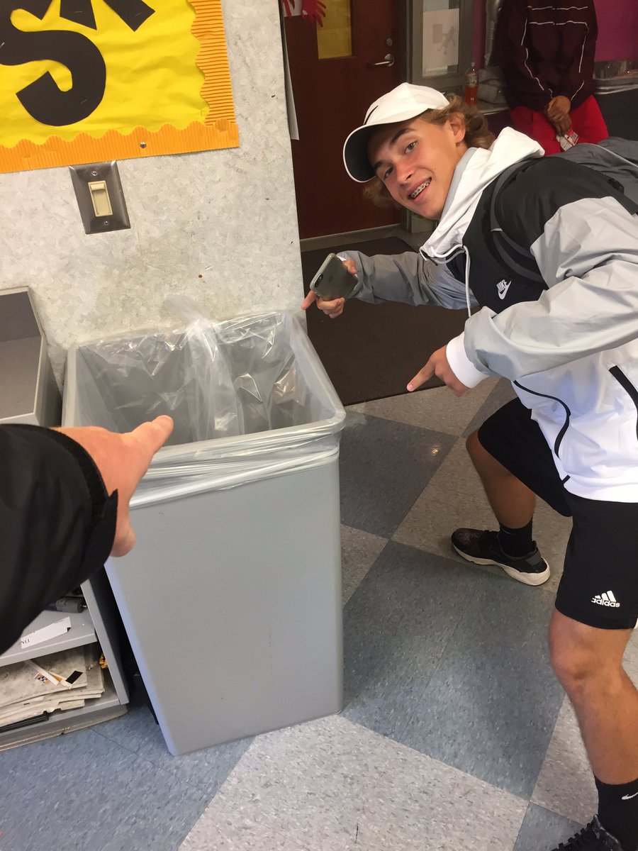 nikeallday17's tweet photo. #thatsgarbage #freeRetz @KnightdaleS @coachretzlaff1 https://t.co/RobmPrKgAf