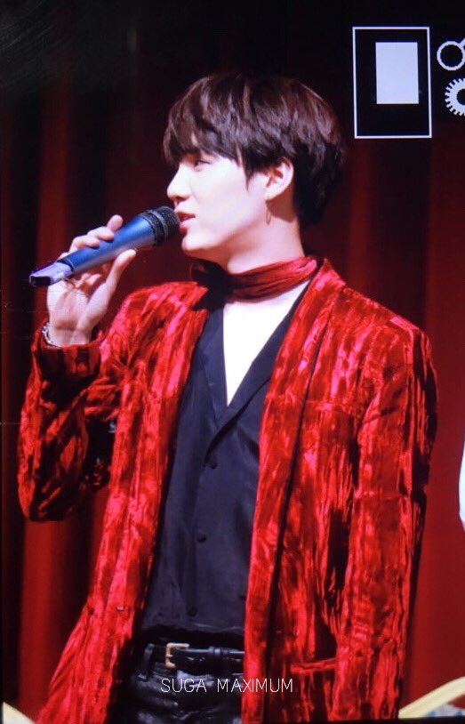 Suga_Maximum's tweet image. 161021 #BTS #SUGA 지금 약간 팬싸장 뒤 커튼 몸에 걸친 느낌인대 넘나 럭셔리해버리고