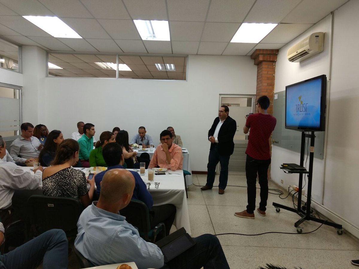 Nuestros asistentes presentándose ante la "Mesa Local de Aliados". #DIAViveLab2