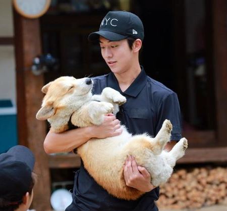 TxxKZTrex's tweet photo. แม้แต่หมาก็ยังชอบคนหล่อ https://t.co/31BoyixCBX