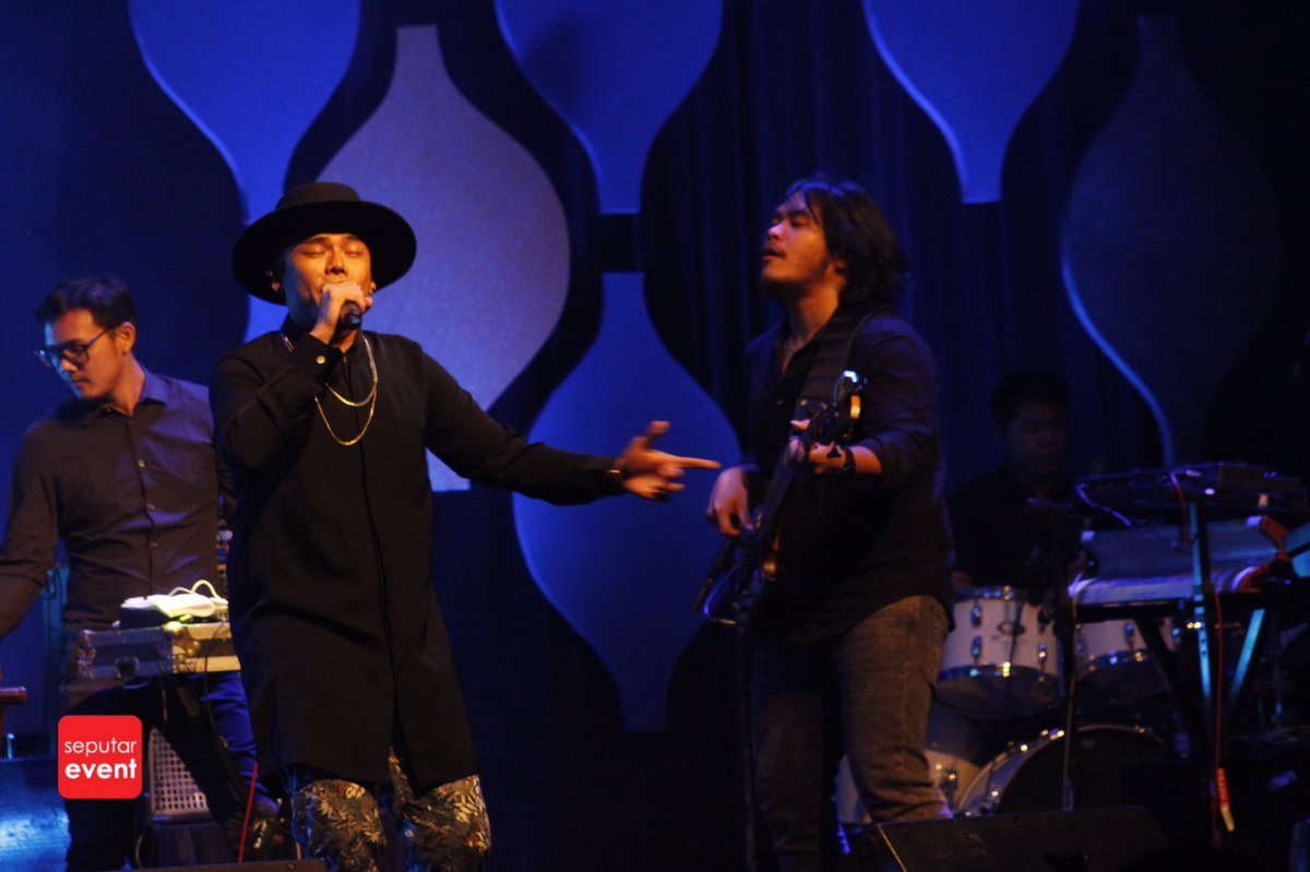 SeputarEvent's tweet photo. .@TezaSumendra ajak audiens #SoundOfSoulsYK berjoget dgn membawakan single drake "hotline bling" #LivetweetSE @lazoneid https://t.co/yxkPre5N4E