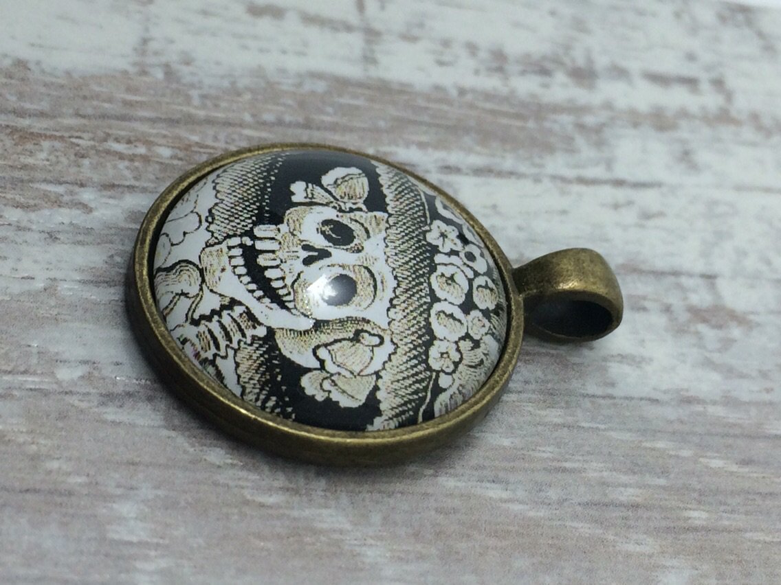 SuiGenerisJewel's tweet photo. Catrina Calavera skull pendant gold https://t.co/Cxgt2396dF via @NembolApp https://t.co/xdWWgcWguN