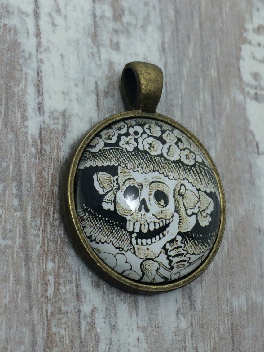 SuiGenerisJewel's tweet photo. Catrina Calavera skull pendant gold https://t.co/Cxgt2396dF via @NembolApp https://t.co/xdWWgcWguN