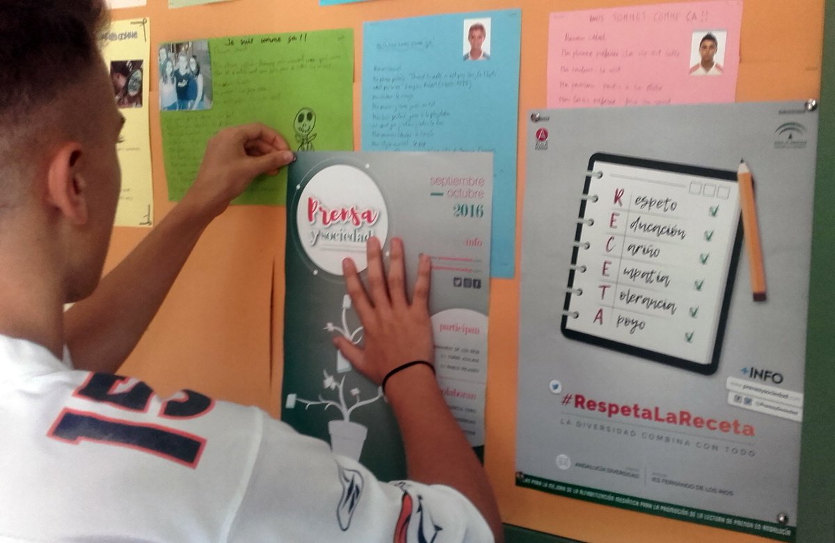 RespetaLaReceta's tweet photo. Hoy hemos dado un paso más en ‘Respeta la receta’ con la pegada de carteles en el IES Fernando de los Ríos @PrensaySociedad @AulaMagna https://t.co/13I6VkYDoq