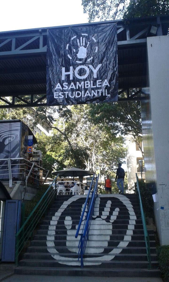 brauliojatarm's tweet photo. La UCAB en la calle 10:15am https://t.co/IJWBJTHknx