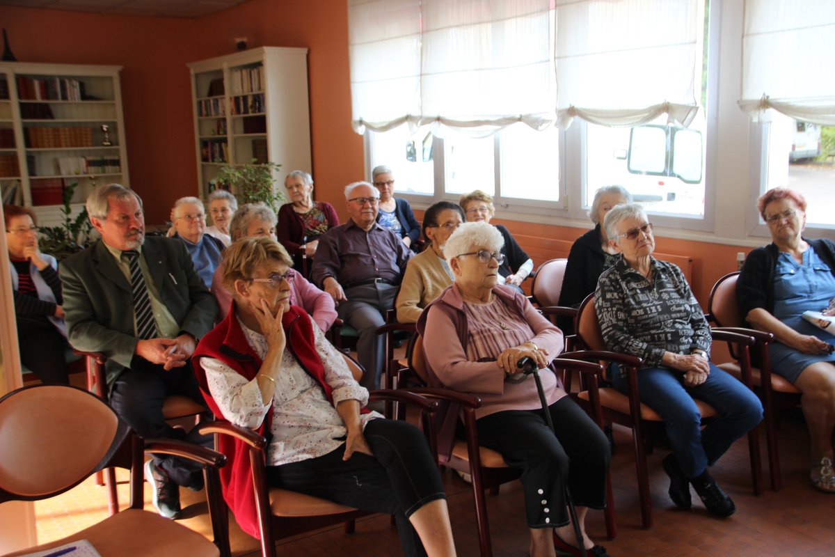 La ville met en place une nouvelle activité aux Peupliers : les résidents invités à faire de la gymnastique douce montceaulesmines.fr/les-actus