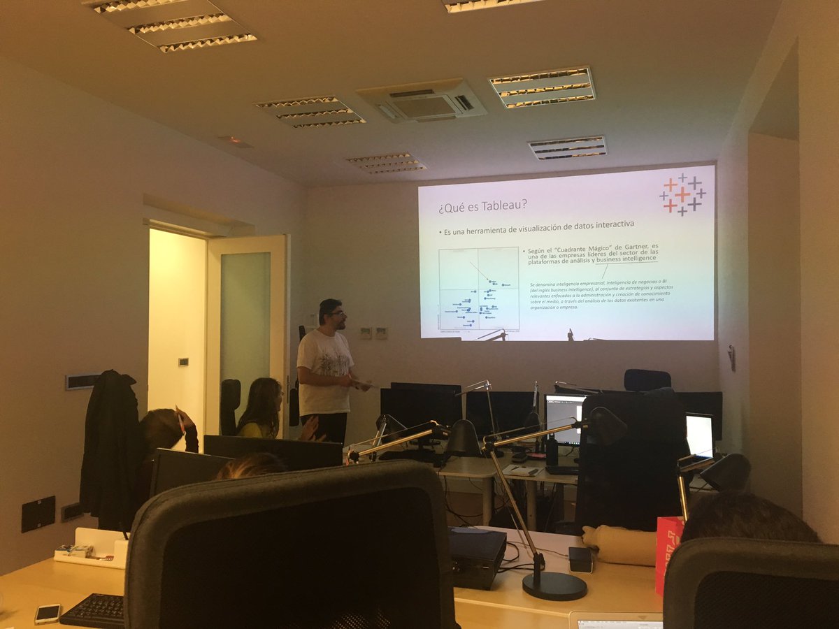 SIDN_es's tweet photo. Primera clase de #Tableau impartida por nuestro compañero @MatteoTecilla87. #GrandeMatteo https://t.co/riG0qQDrZY