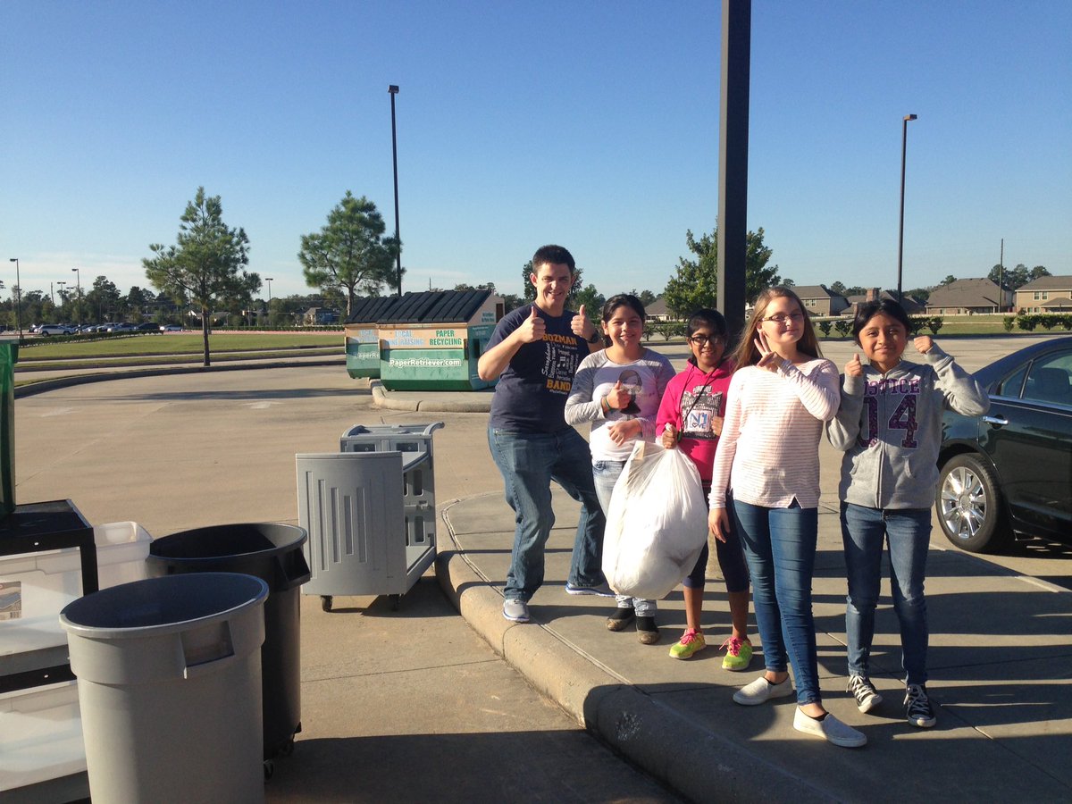 MrsVineyART's tweet photo. Recycling Club was honored to have Mr. Jenson helping us today!  @BozmanBrass  @jpyoungblood @bozmanbroncos https://t.co/8jv7QBLmLP