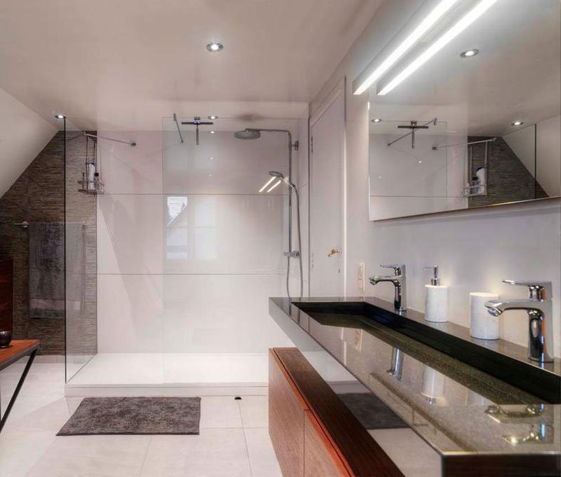 Abitazdotcom's tweet image. Misschien toch eens tijd om die oude douchecabine te slopen? abitaz.com/nl/blog/de-sch…