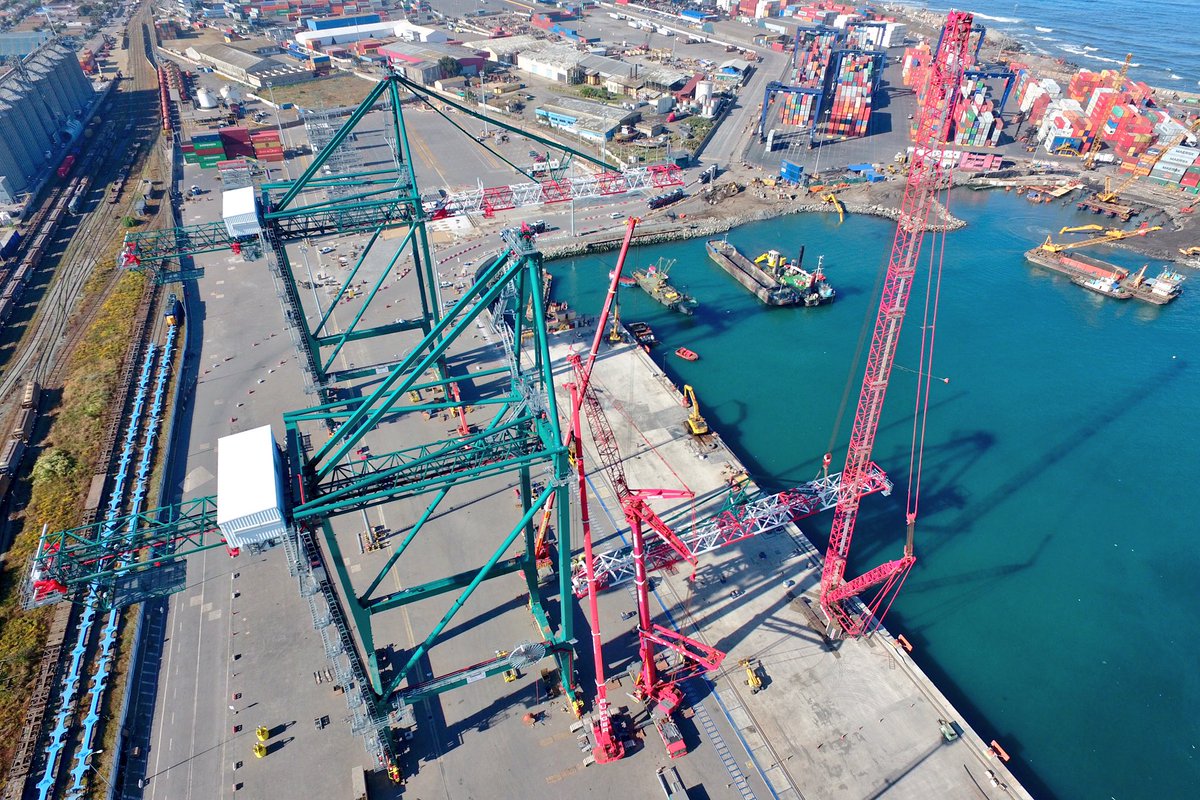 Janknot's tweet photo. Izaje de pluma, sexta grúa Proyecto Muelle Costanera Espigón. @puertosantonio @comunidadpce https://t.co/vj9PwxgUHS