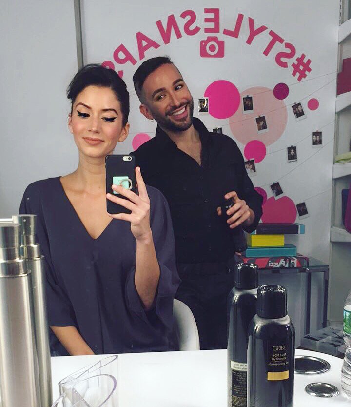 itsadrienneL's tweet photo. A little #bts action with celebrity hair stylist @paulcucinello before the show ๐๐ป @StyleCodeLive #msame https://t.co/NByLrOvRQQ