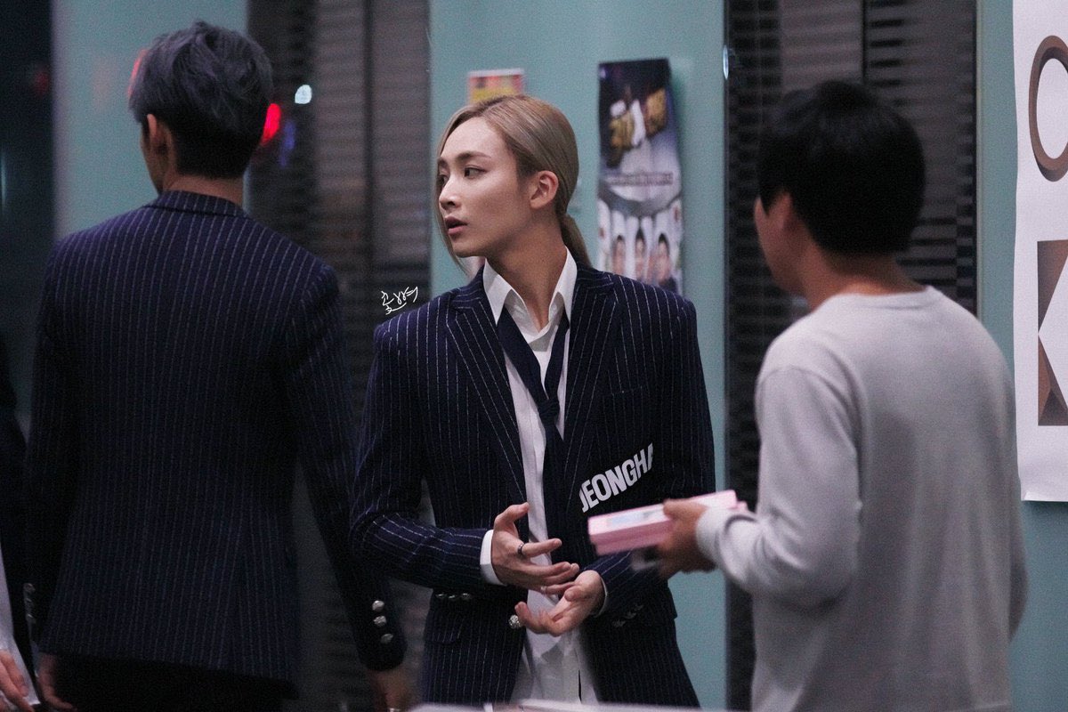 SeventeenPics's tweet photo. Blond or black, either way, his hair is beautiful 💖 https://t.co/B5XyAYc7wI