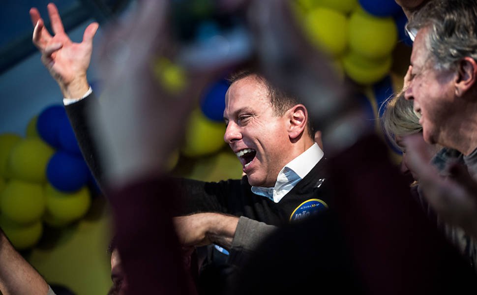 folha's tweet photo. Doria comete gafe ao dizer que doará salário para crianças 'defeituosas' https://t.co/bE1nWKiehC https://t.co/SrFnqiggvv