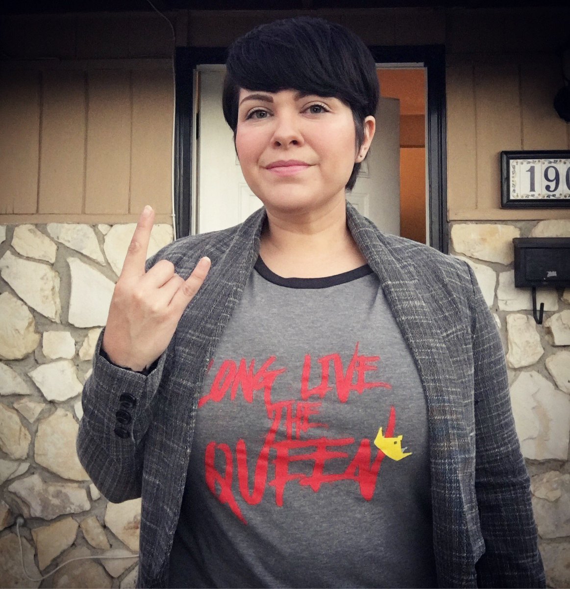malerie_mcd's tweet photo. Time to go teach the children in my new #EvilTogether tee! #SnowWhite #EvilQueen @LanaParrilla @FINCA #EvilRegals #OUAT #LanaParrilla https://t.co/Z0tDmcs7tn