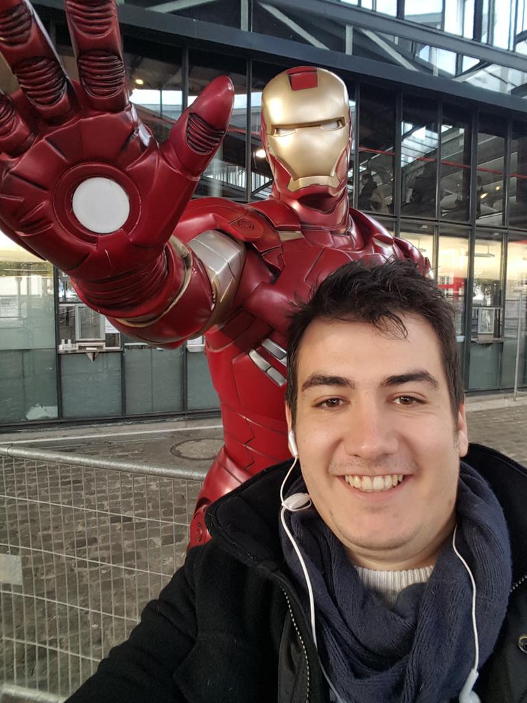 imuhan_rs's tweet photo. A peine arrivé à la #ComicConParis2016 qu on me demande de faire des selfies ... #starmania #starification #esportvscomics https://t.co/lE6v9kg7ZV