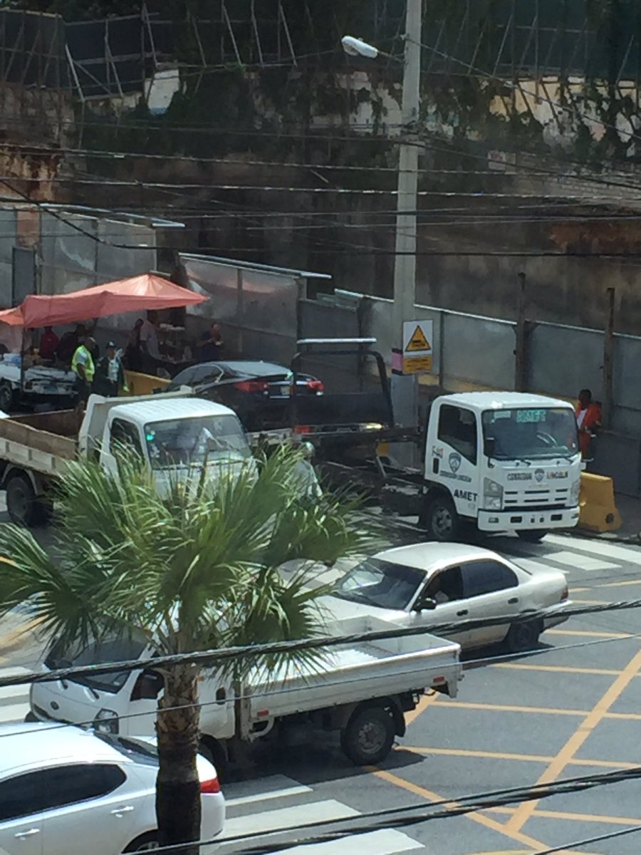 Samichy's tweet image. Excelente trabajo de @AMETRD ocurrió un choque en la lincond y la grúa lo movio para evitar tapones. 👍🏻