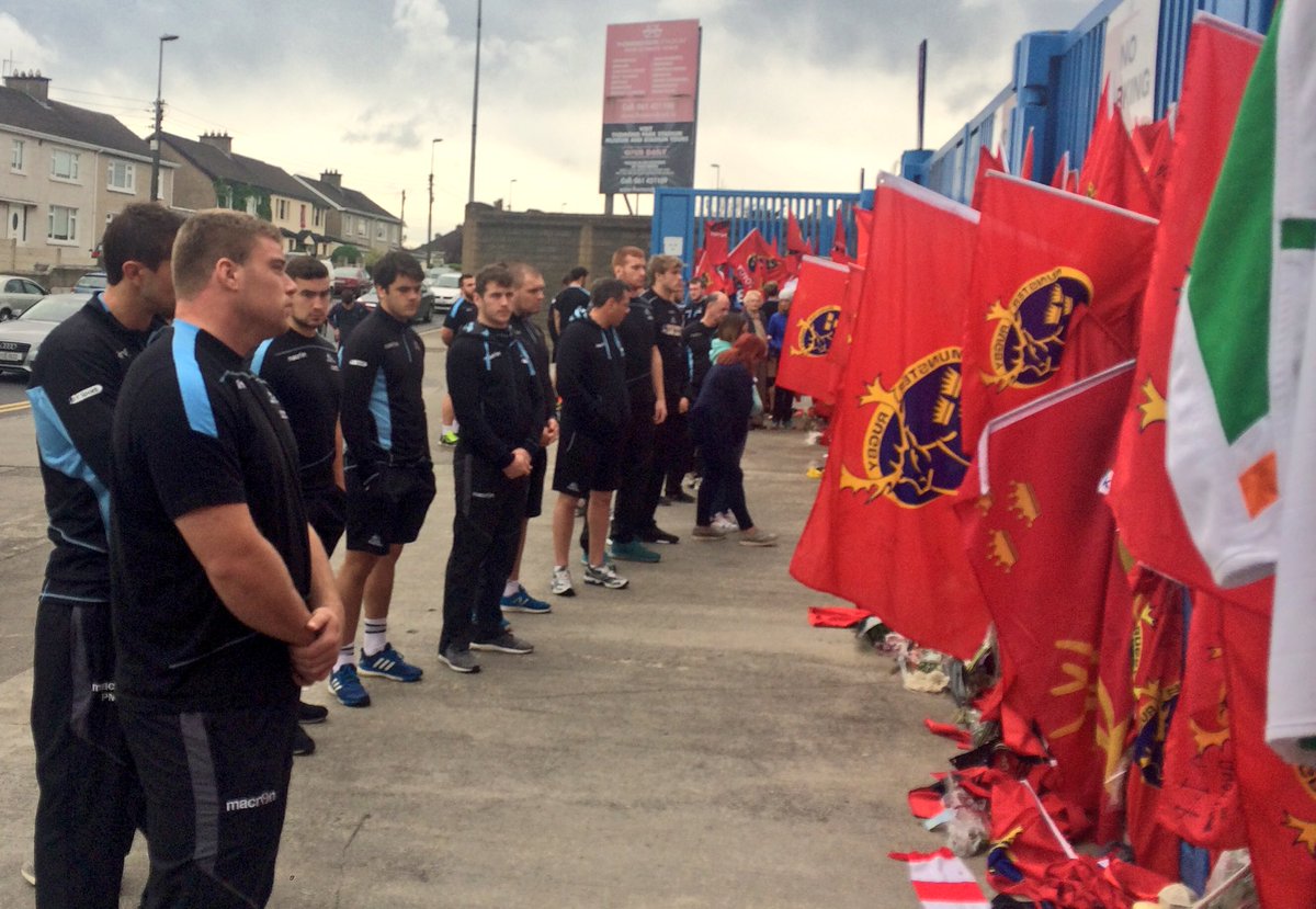 GlasgowWarriors's tweet photo. The Glasgow Warriors squad pay their respects to Anthony Foley outside Thomond Park ahead of tomorrow's game https://t.co/RYoJ3tXGaz