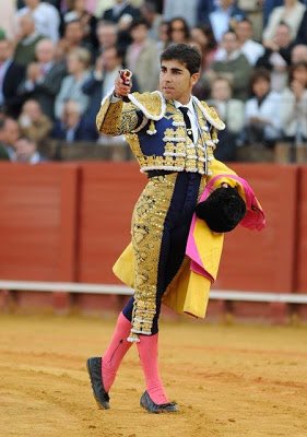 LosFinosWorld's tweet image. Con el torero Javier Valverde en el @EncinGolf , tornero #ruta21 cortando un fantástico jamón de Luis Domingo