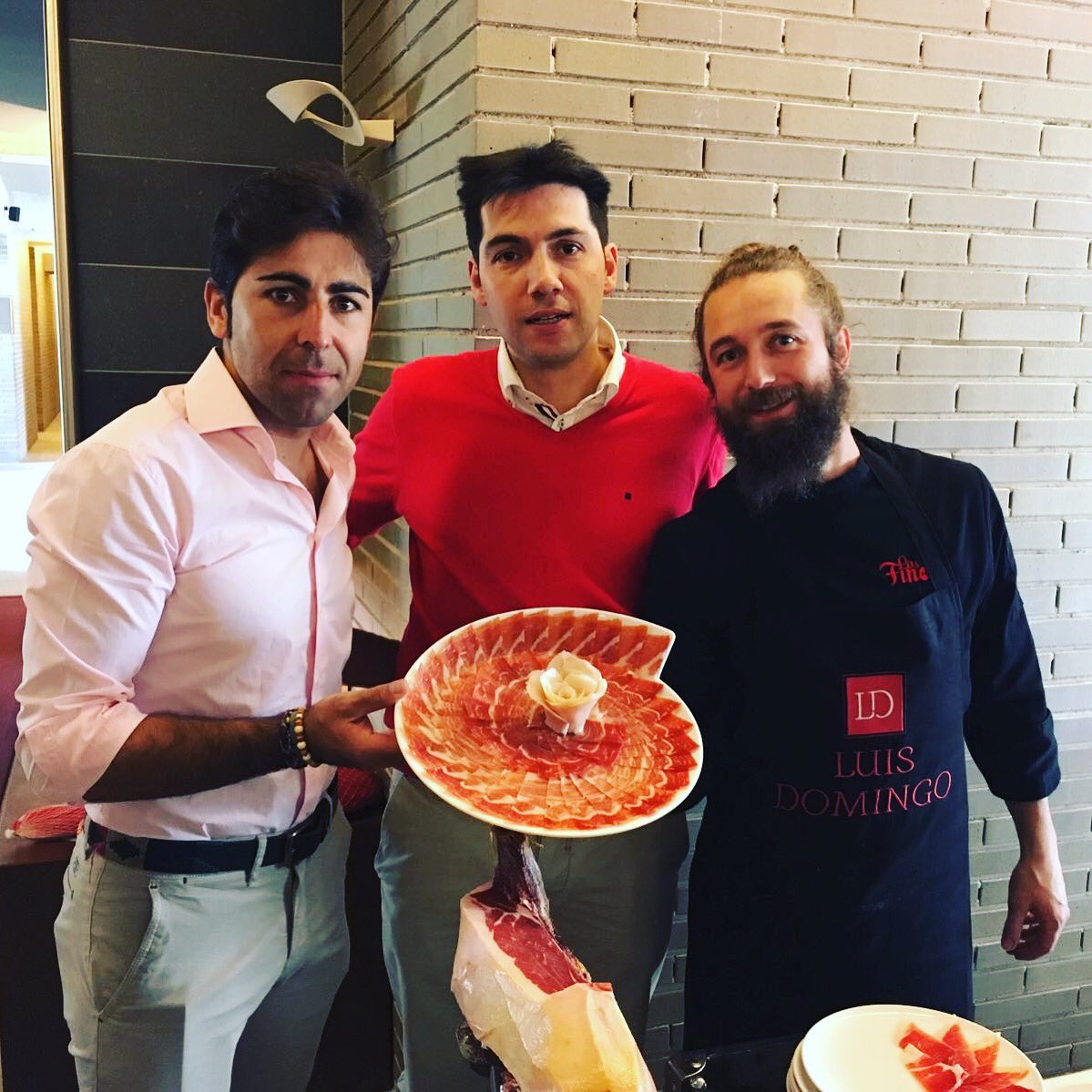 LosFinosWorld's tweet image. Con el torero Javier Valverde en el @EncinGolf , tornero #ruta21 cortando un fantástico jamón de Luis Domingo