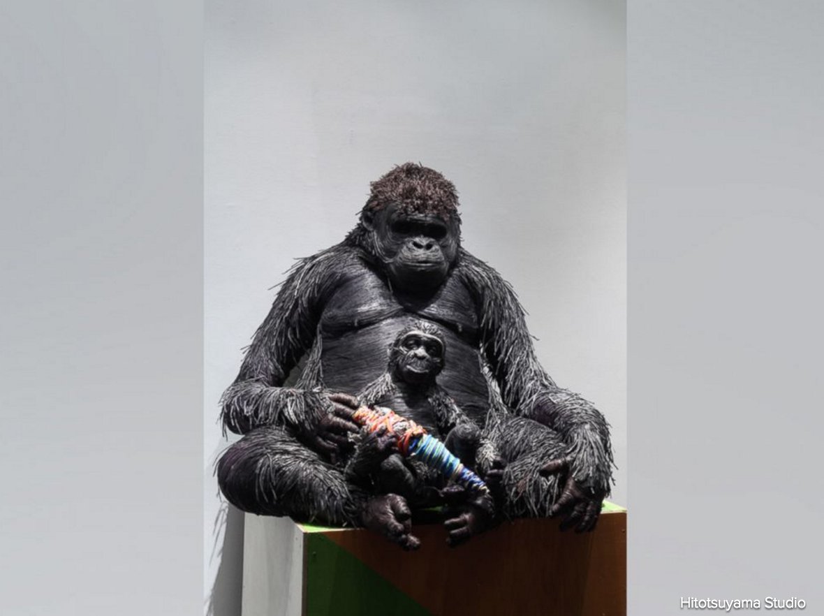 ABC's tweet image. Japanese artist creates large, lifelike animal sculptures using only old newspapers and glue. abcn.ws/2epECF9