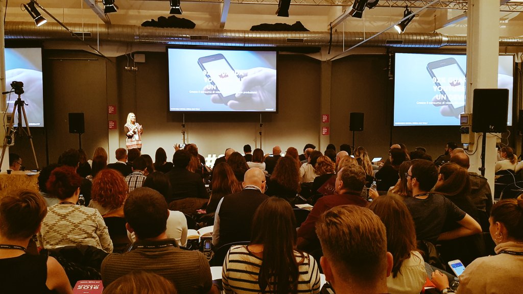 silvioderossi's tweet photo. Pienone per @Zatomas. Sempre sul pezzo: uno dei momenti più interessanti del #SMDAYIT. #sapevatelo #TOP https://t.co/IgIwIZ6B6Z
