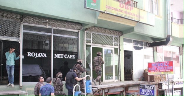 media_zin's tweet photo. Turkish police raided offices of the Democratic Regions Party (#DBP) and People's Democratic Party (#HDP) in Colemerg (DIHA) #TwitterKurds https://t.co/EdNcu6zGlG