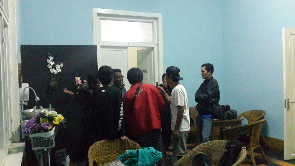 coba tebak, teman2 <a href="/Stuck_klaten/">Stand Up Comedy Klaten</a>  lagi pada heboh ngapain nih ?