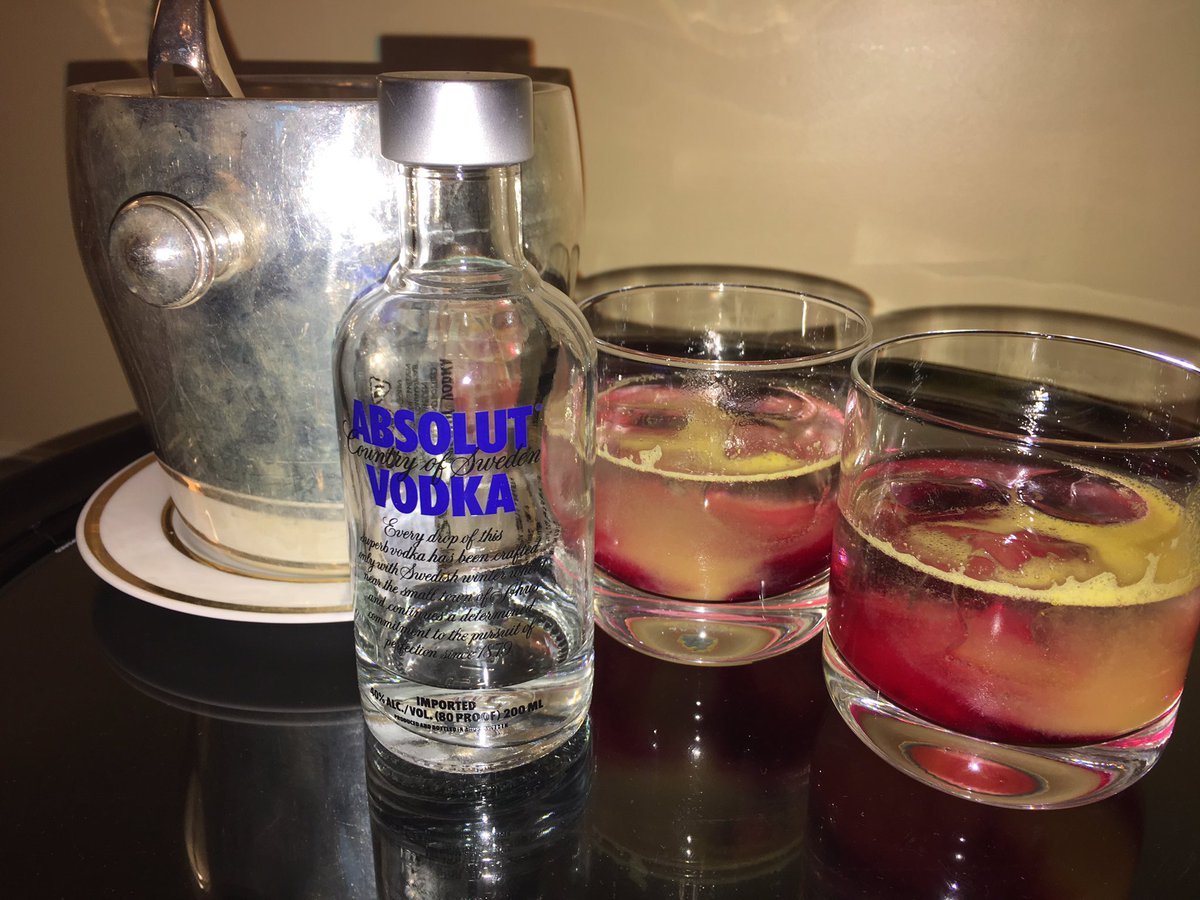 2001bottles's tweet photo. As the vacation's quickly coming to an end, it's a good thing Greeks like to start the weekend with a cocktail too. #AbsolutWeekend https://t.co/bqrUVww1KB