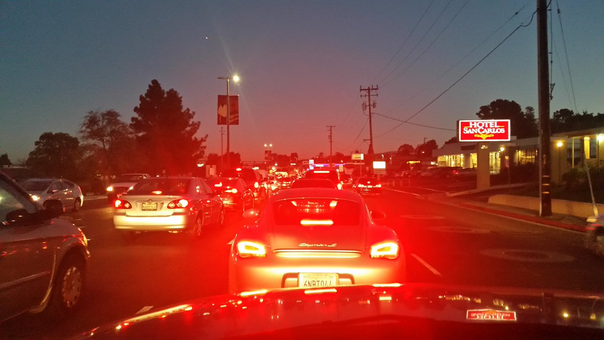 rukiddingme3590's tweet photo. My 2 hour drive home from #SanMateo to #RedwoodCity #ElCaminoReal #101shutdown #RVfire #HollyAve #RWCFD #CHP https://t.co/lSBf8685DN