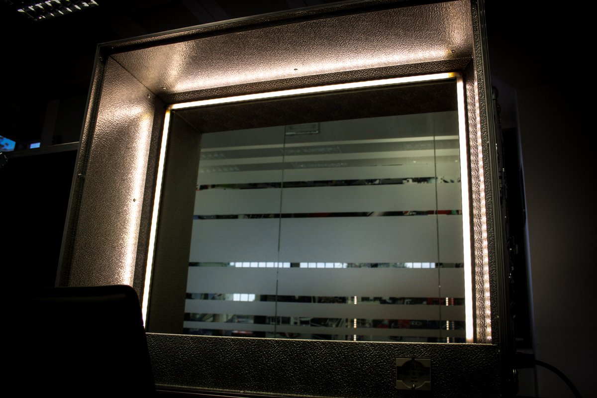mclorefc's tweet photo. Che atmosfera in McLore grazie ai nostri flight case per truccatori con luci led! #flightcase #luci #led #truccatori #mclore https://t.co/oqd99I250B