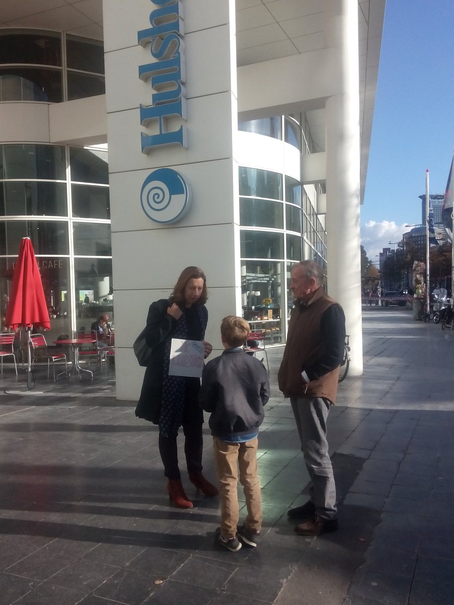 Mooie Haagse verhalen vandaag beluisterd op Wereldluisterdag #freelistening <a href="/UCFreeListening/">Urban Confessional</a> @bieb070 - Who do you listen to today?