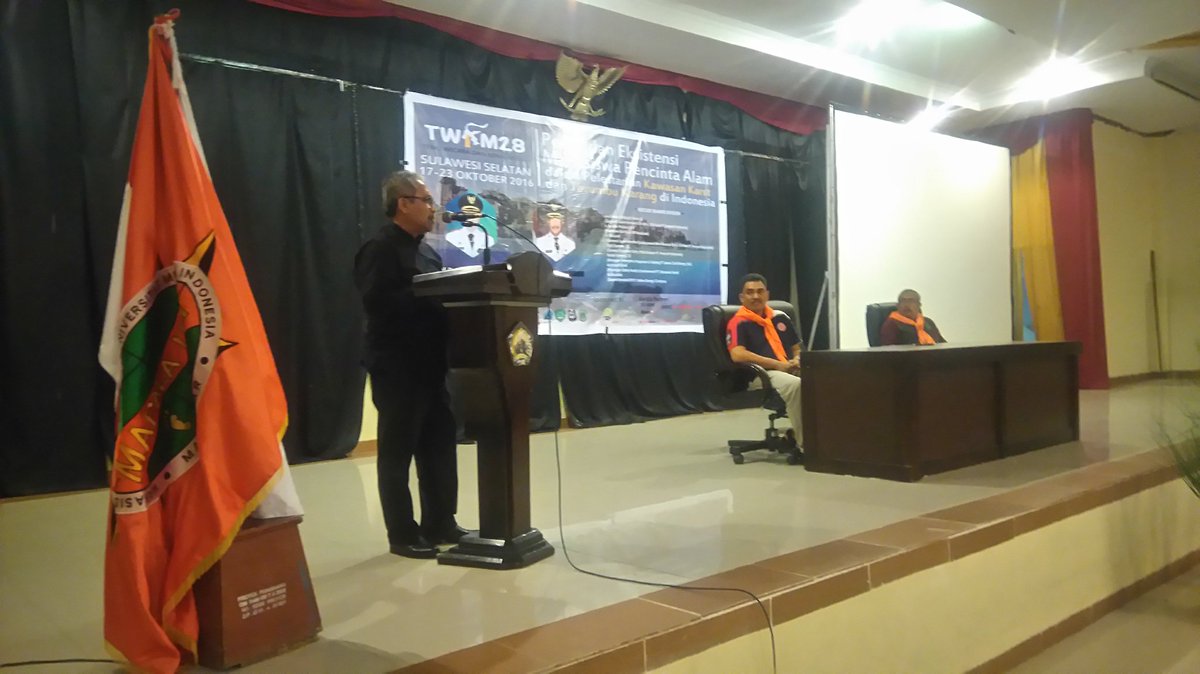 Mapala_UMI's tweet photo. Penyerahaan cendra mata yang Di berikan kepada wakil bupati bantaeng sekaligus menutup acara TW.
@Twkm28_sulsel https://t.co/xJMqtOr1V2