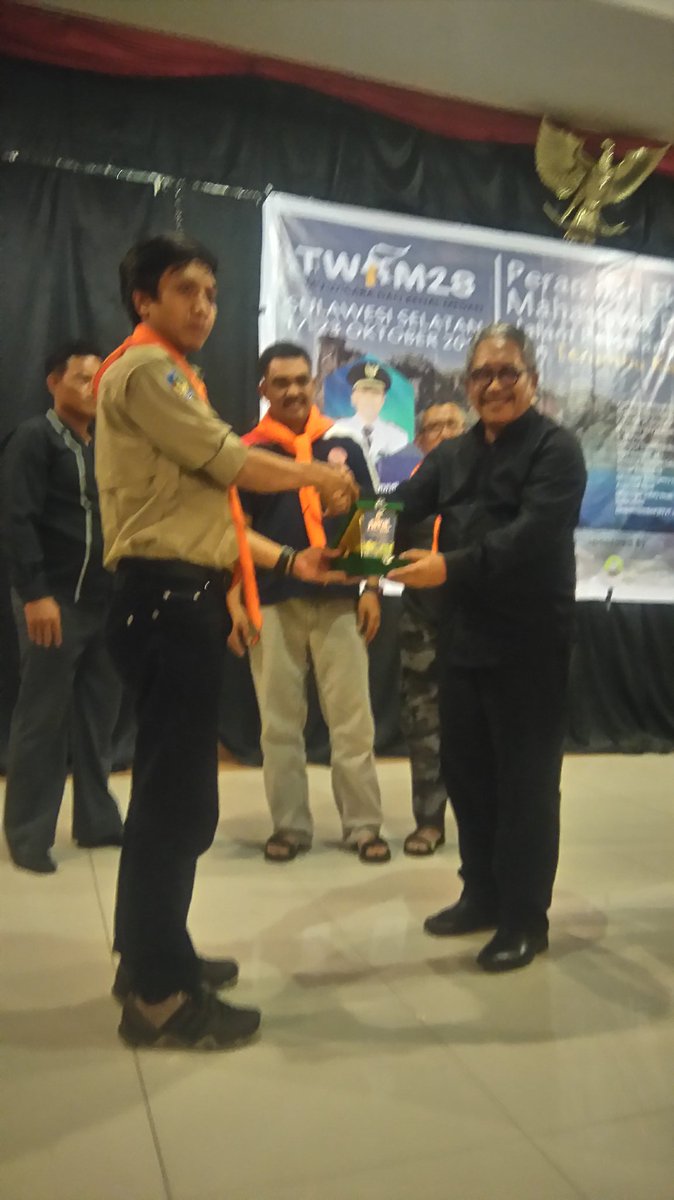 Penyerahaan cendra mata yang Di berikan kepada wakil bupati bantaeng sekaligus menutup acara TW.
<a href="/Twkm28_sulsel/">TWKM 28 SulSel</a>