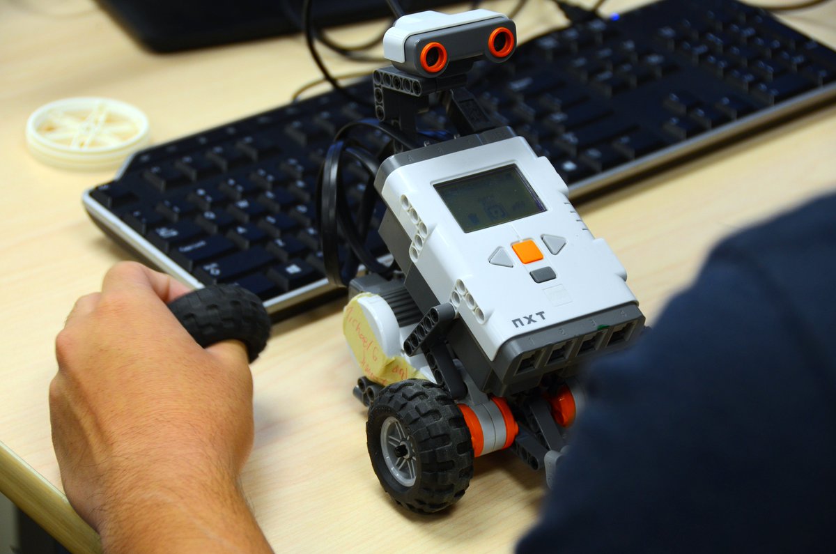 pressneil1's tweet image. STEM at its best @SLSSYRDSB #techstudies #mrneshevich @STEMLearningUK @web20classroom @ShiftParadigm @willrich45 photo cred #jazen